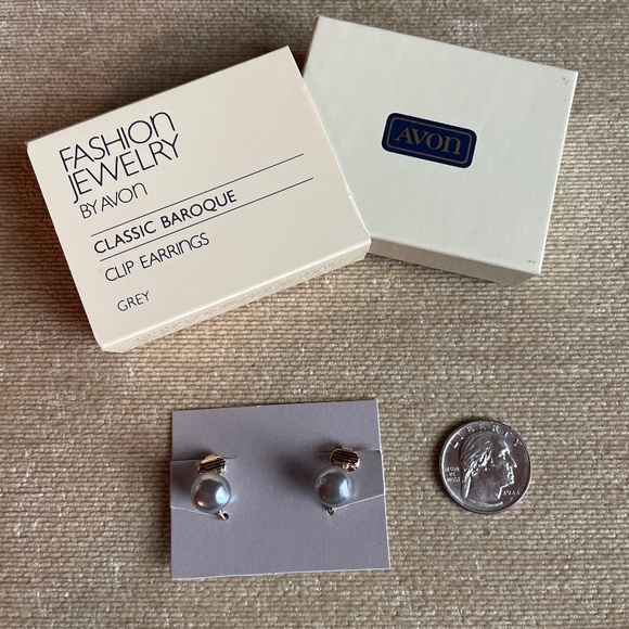 VINTAGE (1982) AVON CLASSIC BAROQUE CLIP EARRINGS - Picture 1 of 3